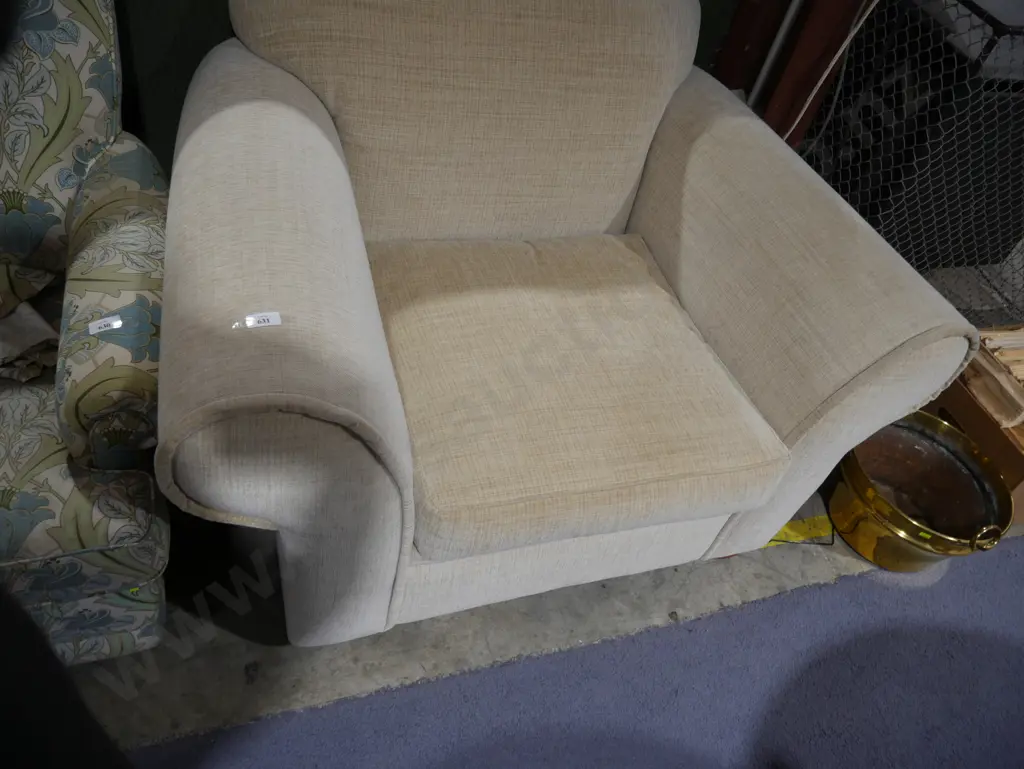 Rolled arm armchair Image 1++