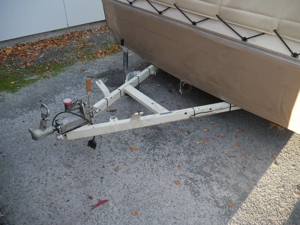Zephyr Caravan 1985 with awning -( been parked under cover) Image 1++