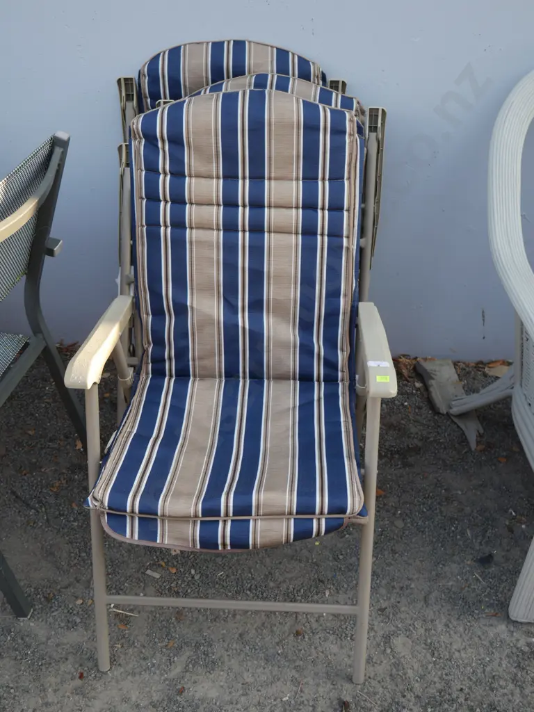 3 folding chairs Image 1++