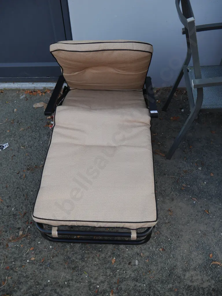 Folding outdoor lounger Image 1++
