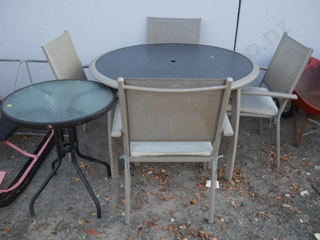 Round glass top outdoor table + 1outdoor table Image 1++