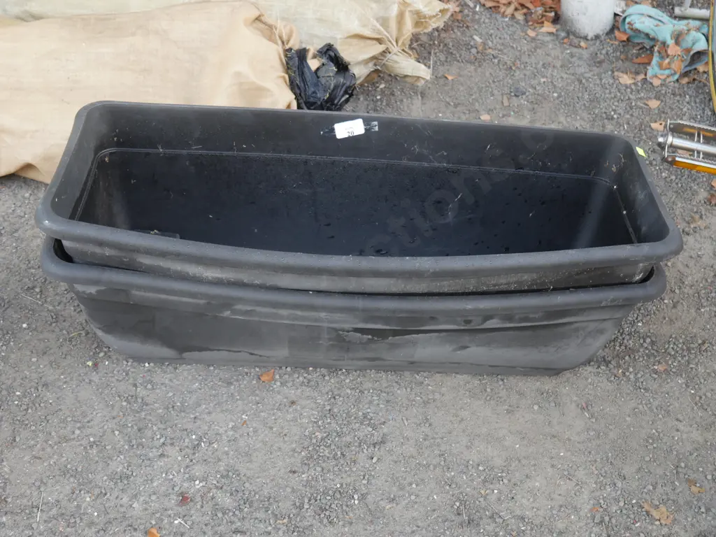 2 plastic planters Image 1++