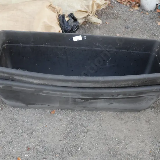 2 plastic planters
