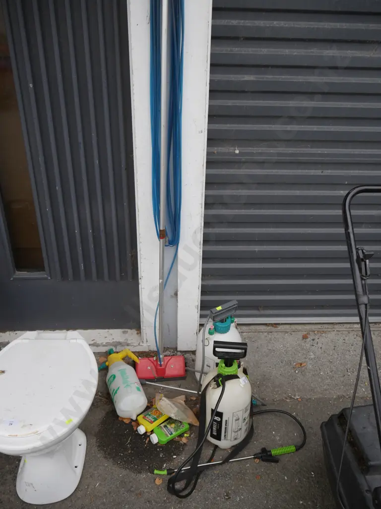 Garden sprayers etc Image 1++