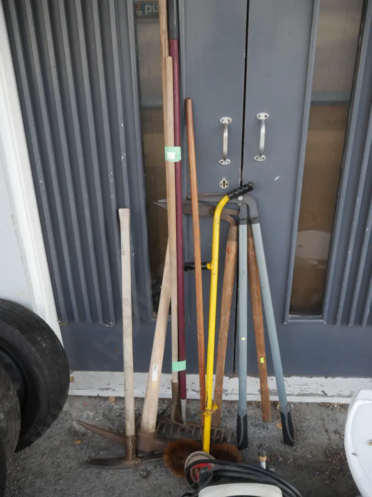 Assorted garden tools Image 1++