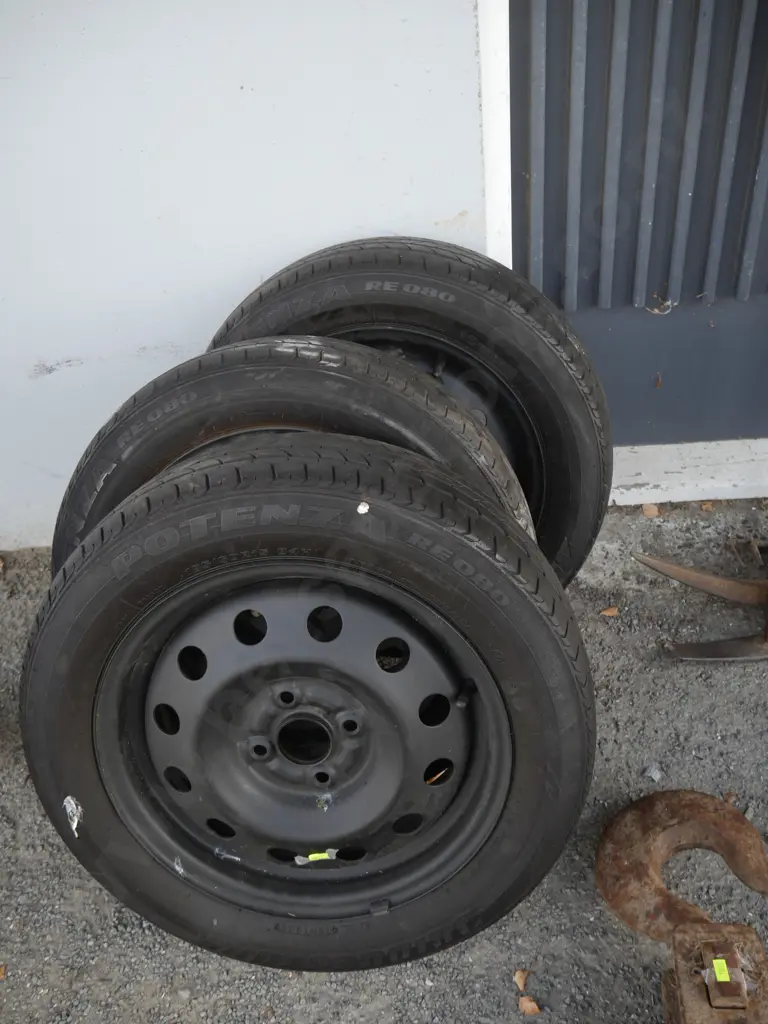 3 tyres Image 1++