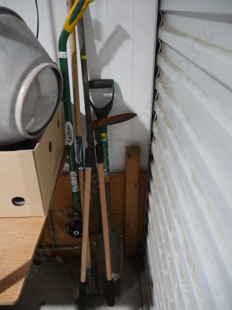 Assorted garden tools Image 1++