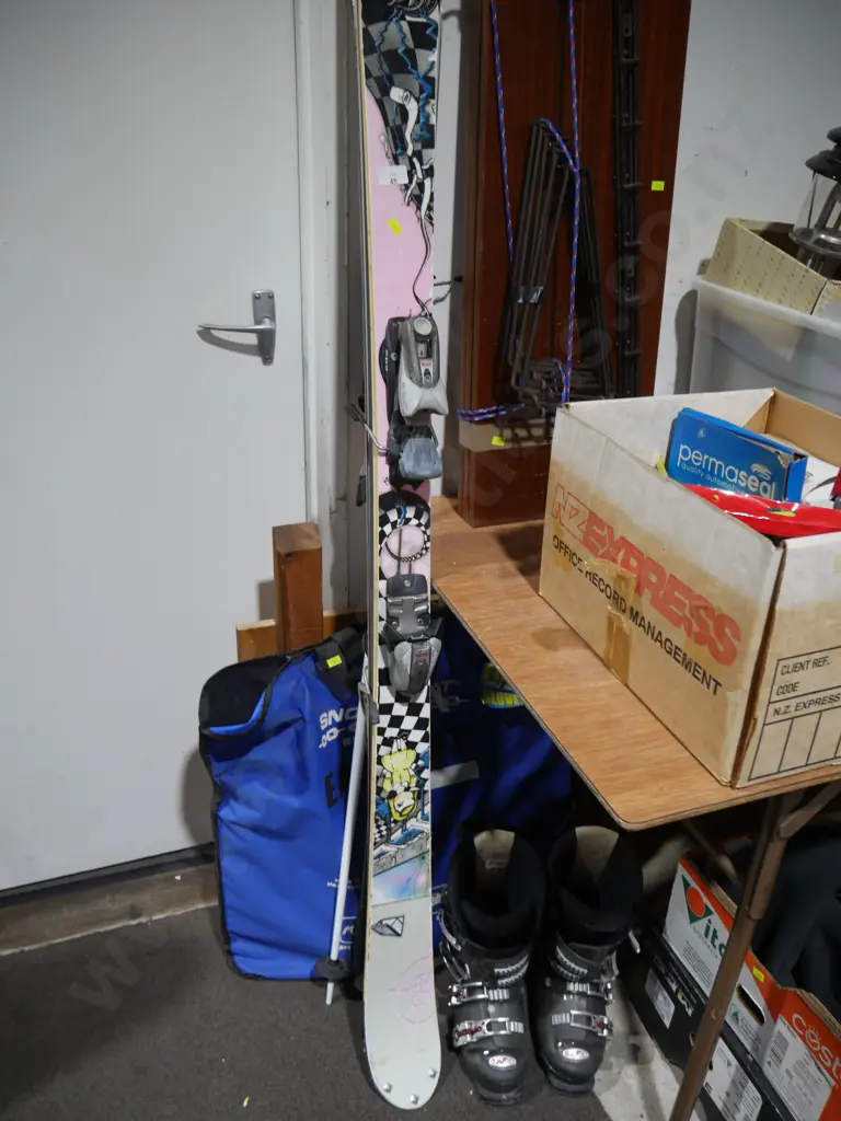 Skis and boots, snow chain Image 1++