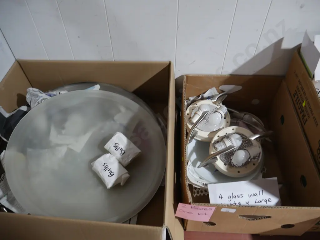 4 wall lights and matching chandelier Image 1++