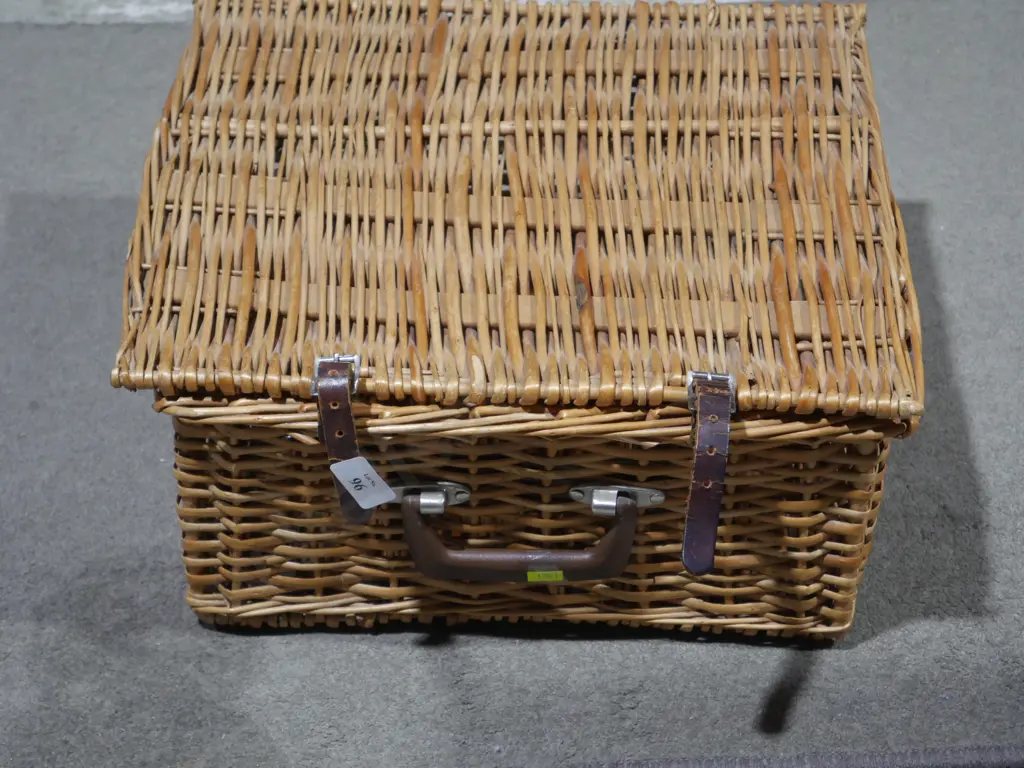 Cane picnic basket Image 1++
