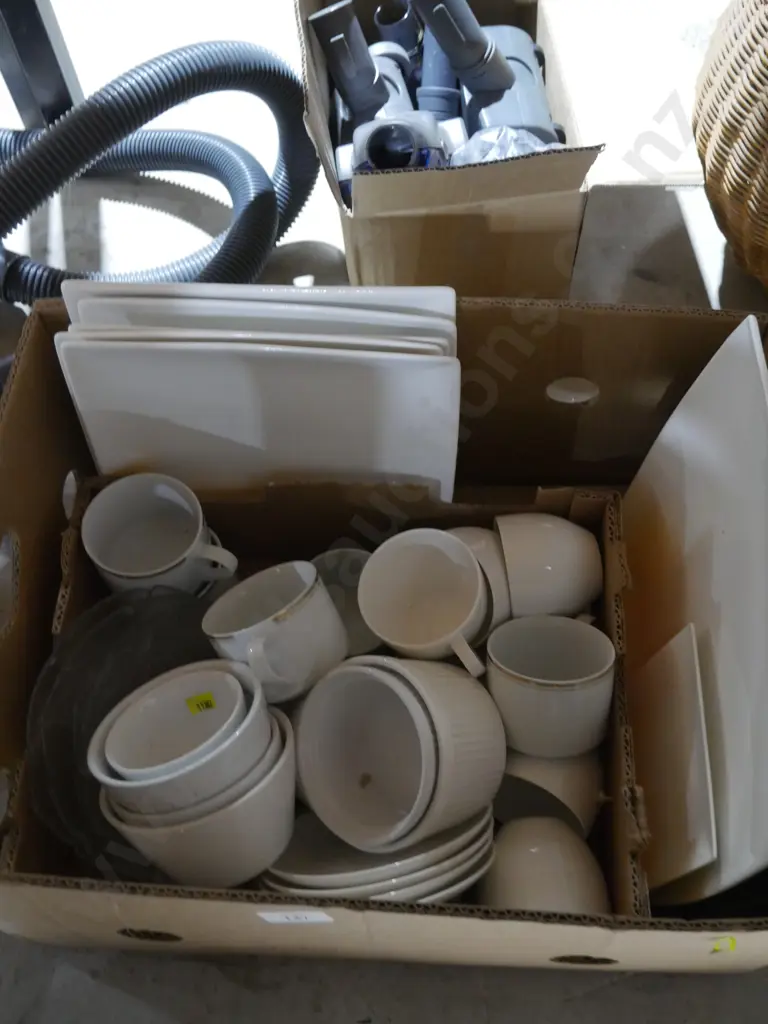 White dinnerware Image 1++
