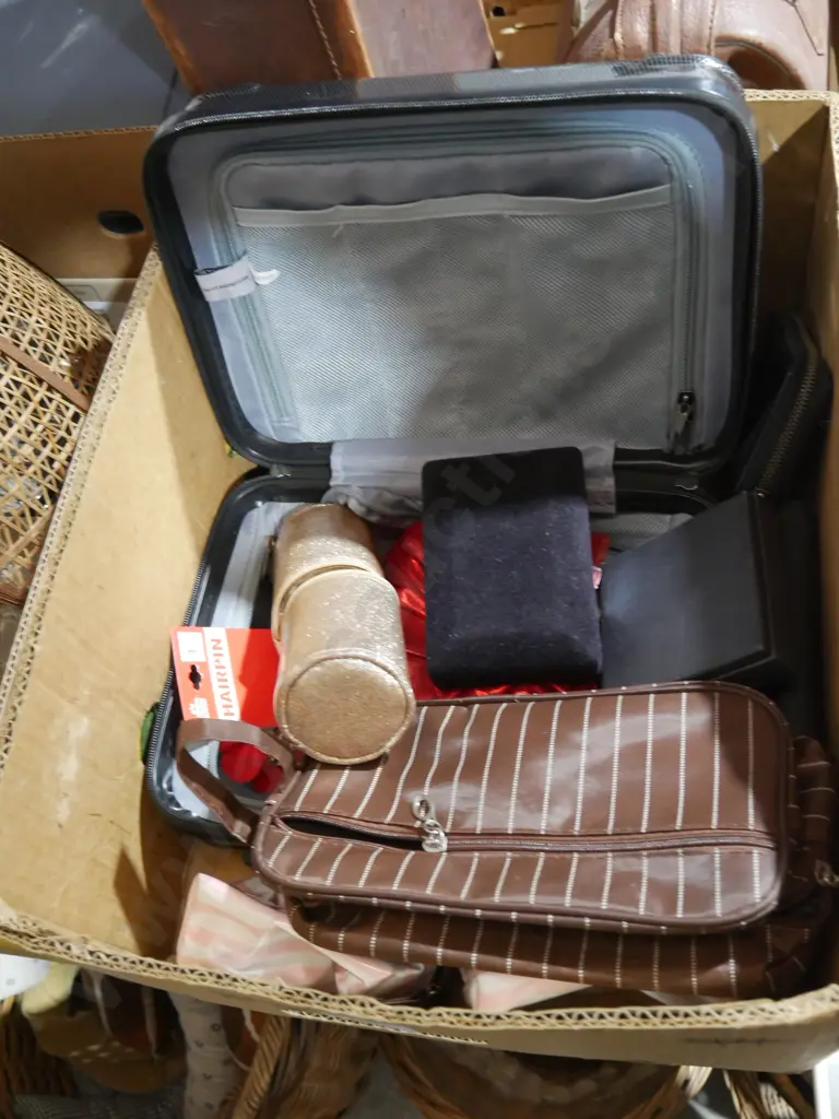 Makeup bags etc Image 1++