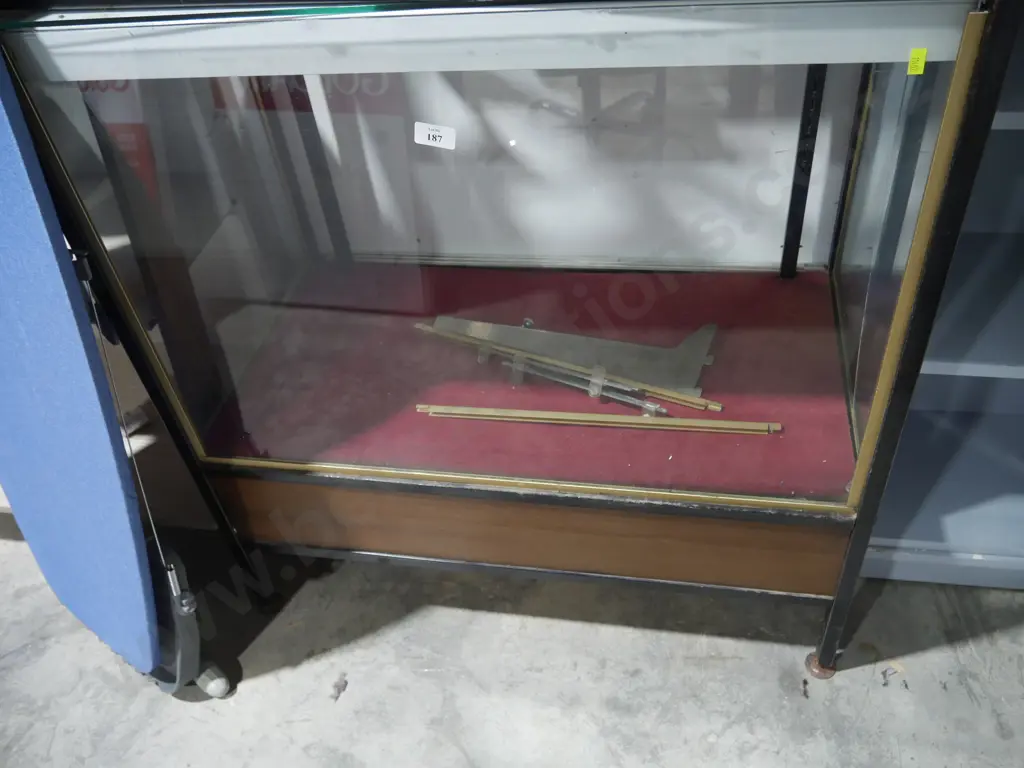 Glass display case Image 1++