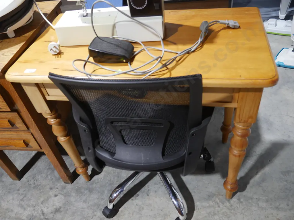 Office chair and desk Image 1++