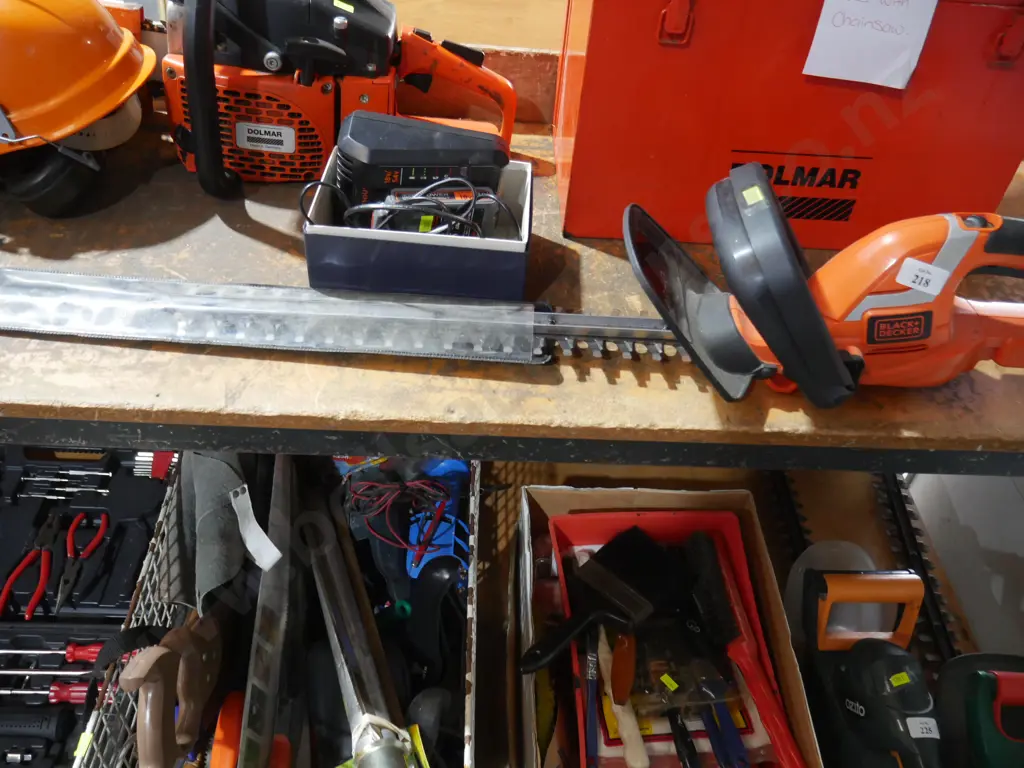 Black and Decker battery hedge trimmer Image 1++
