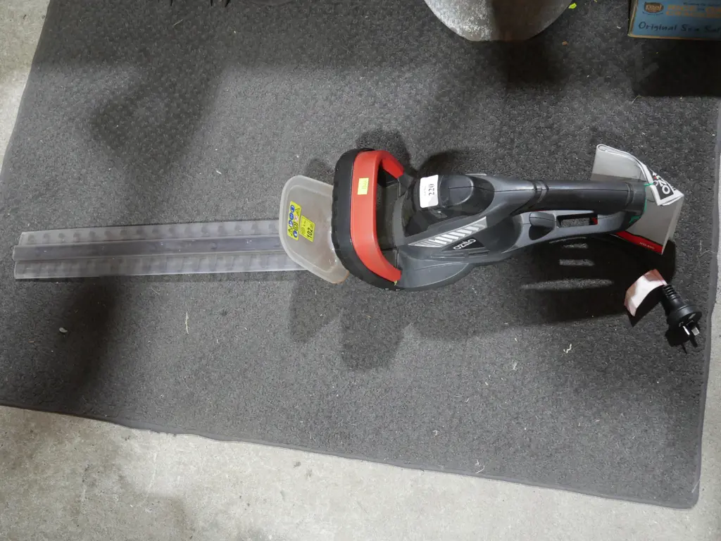 Ozito hedge trimmer Image 1++