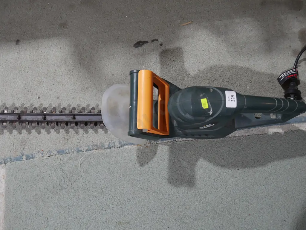 Ozito hedge trimmer Image 1++
