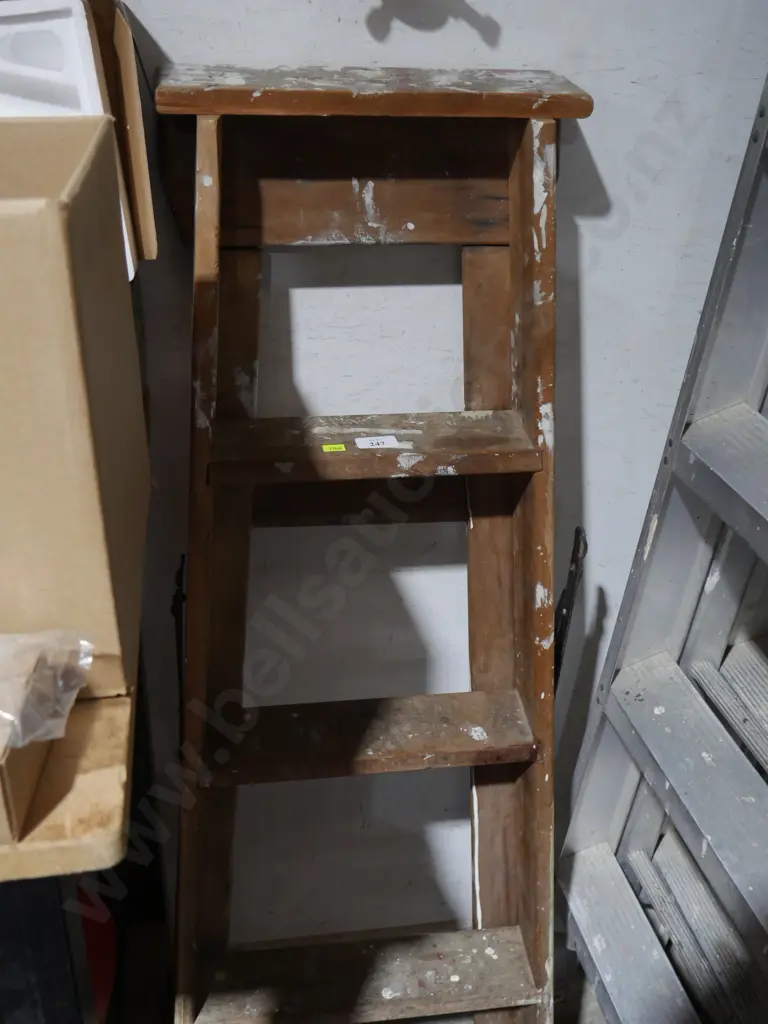 Wooden step ladder Image 1++