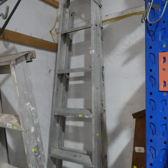 Aluminium extension ladder