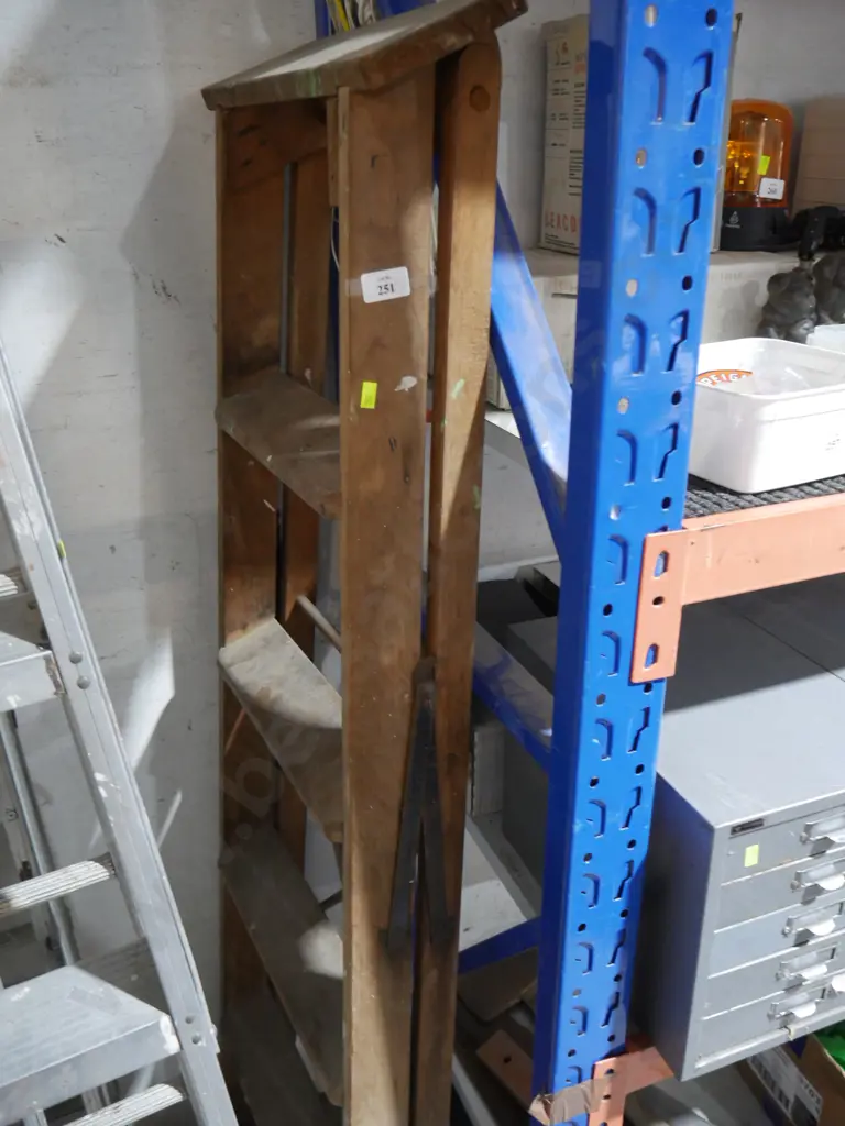 Wooden step ladder Image 1++
