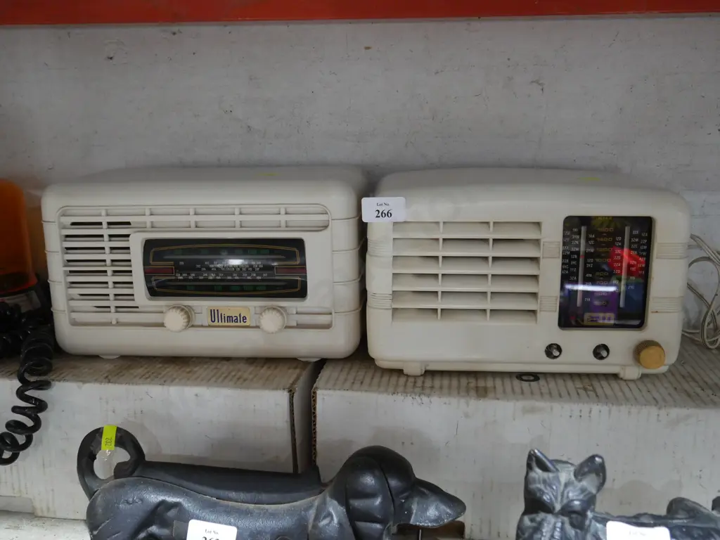 Two vintage radios Image 1++