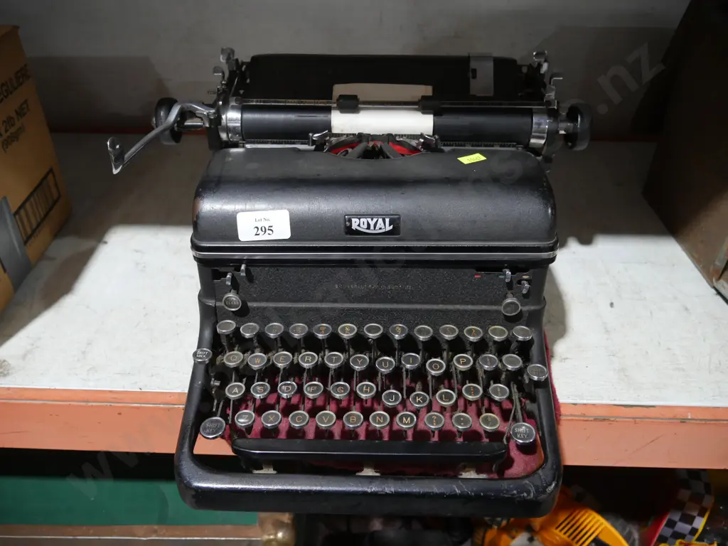 Royal typewriter Image 1++