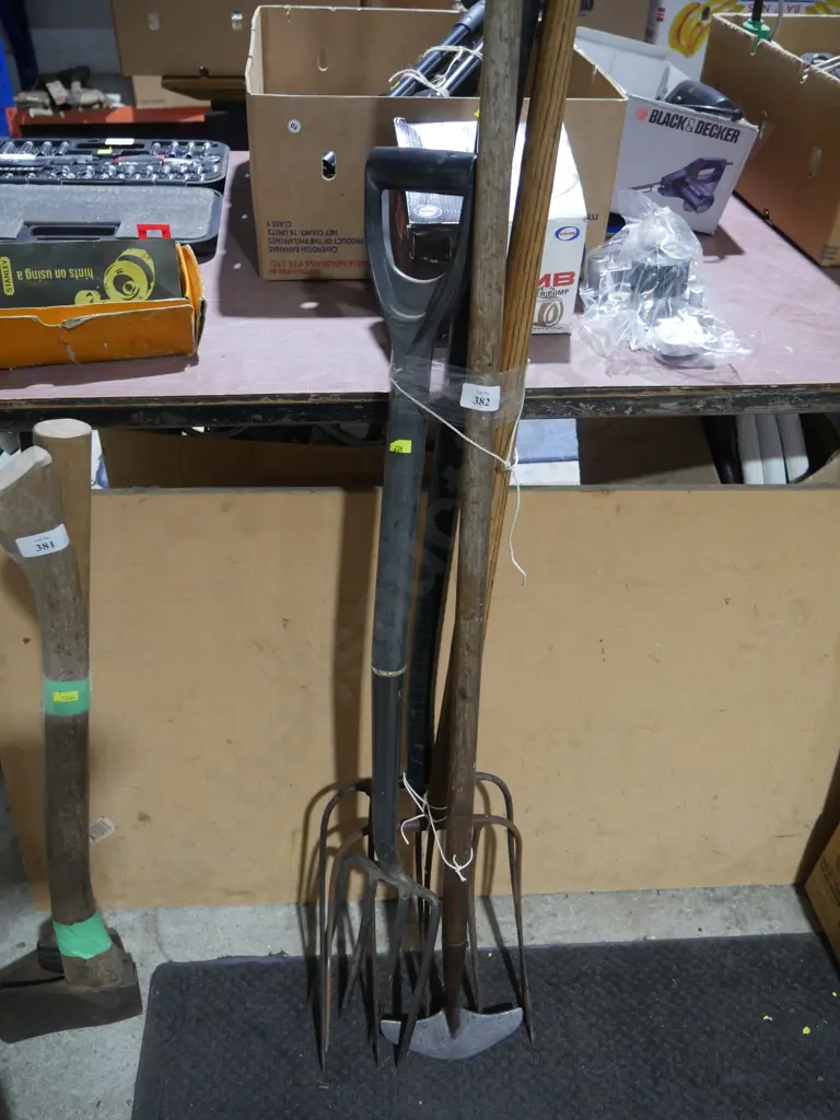 Assorted garden tools Image 1++