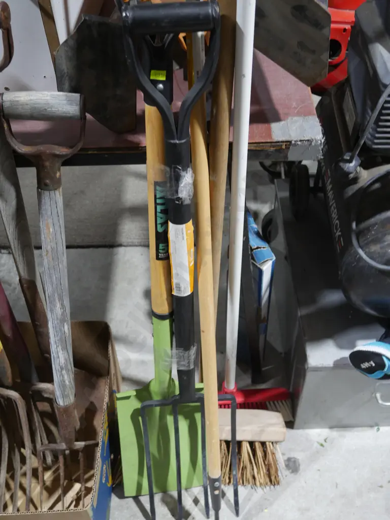 Assorted garden tools Image 1++