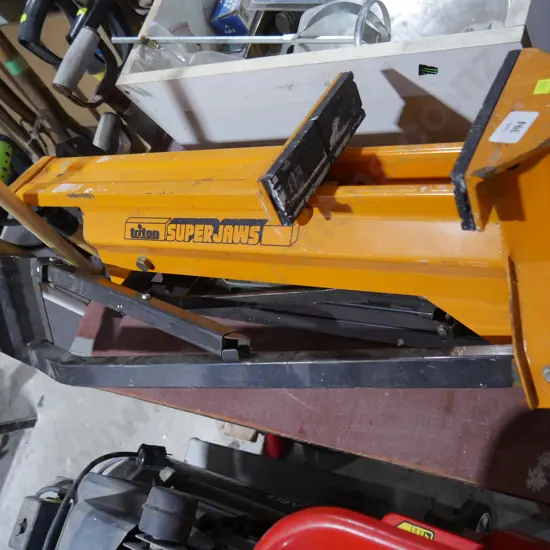 Triton super jaws