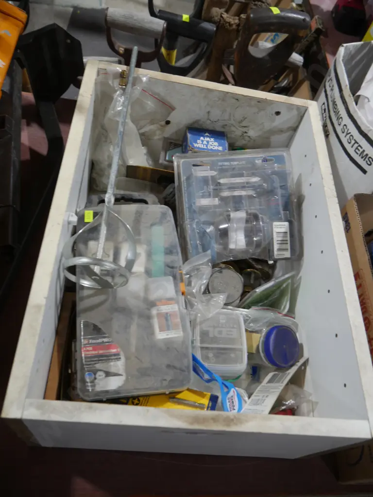 Assorted workshop sundries Image 1++
