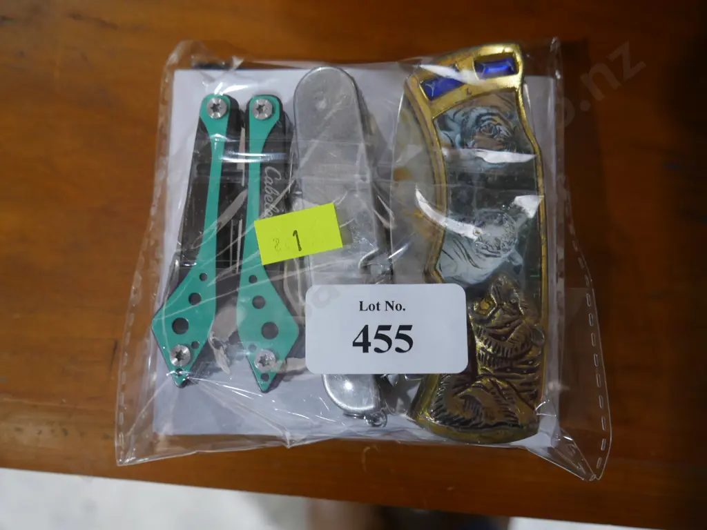 Assorted pocket knives Image 1++