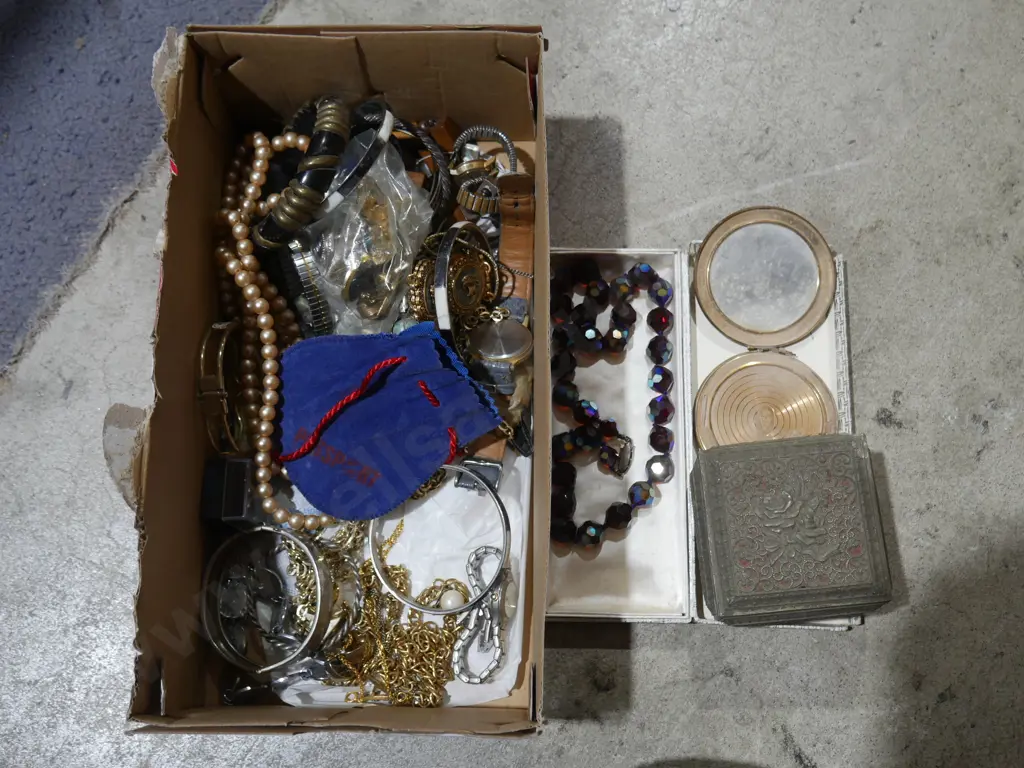Assorted jewellery Image 1++