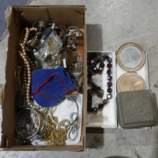 Assorted jewellery