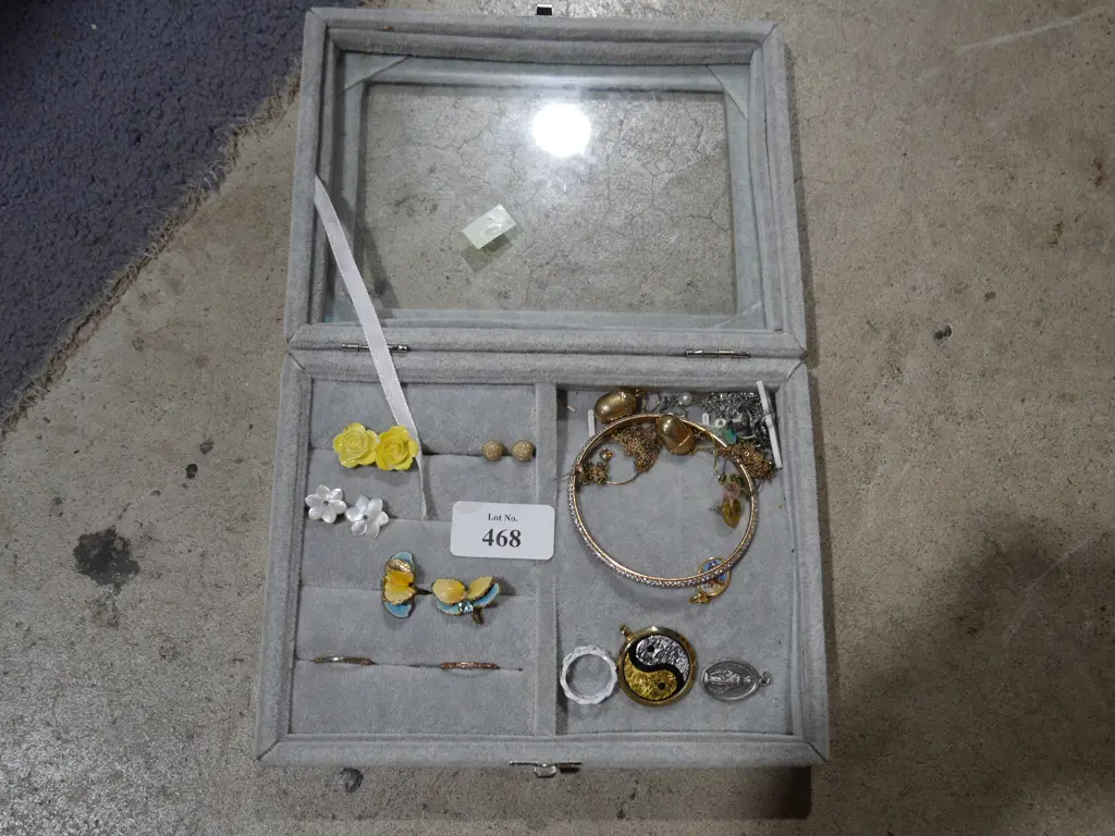 Assorted jewellery Image 1++