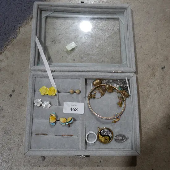 Assorted jewellery