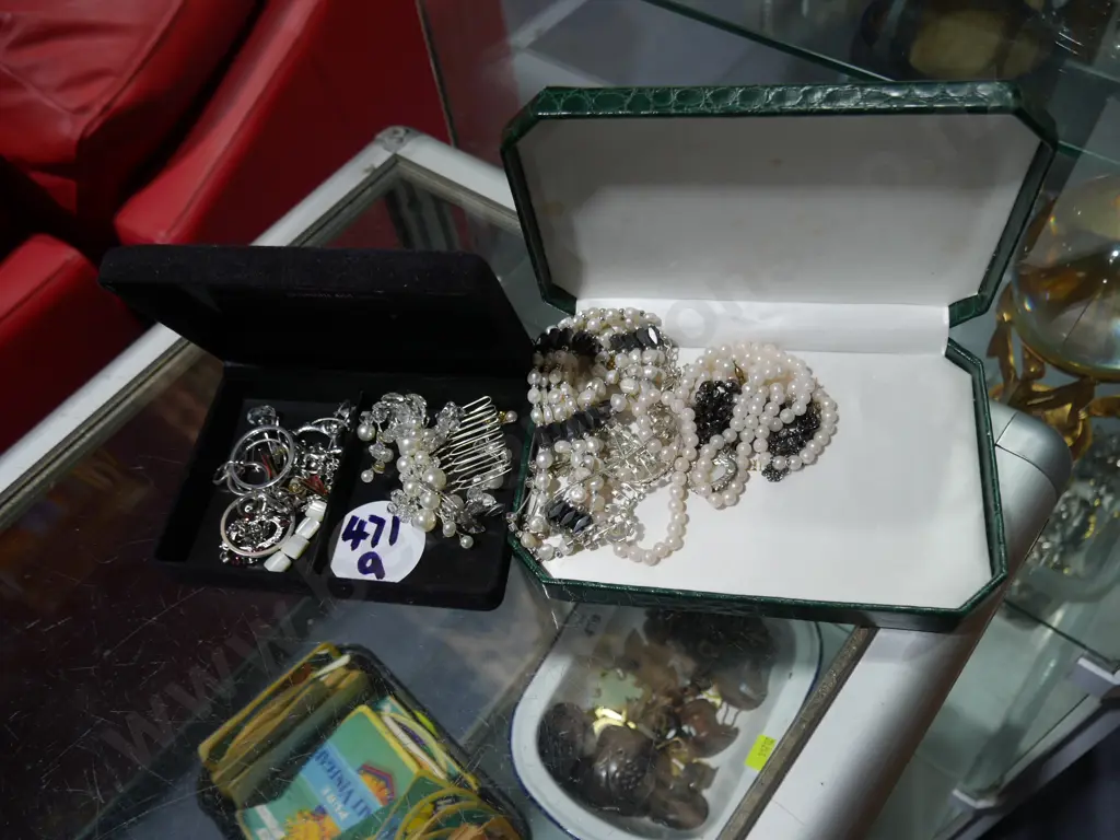 Costume jewellery Image 1++