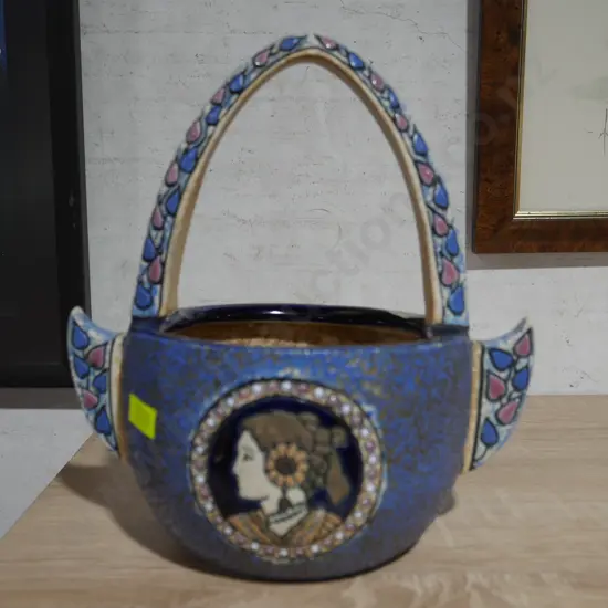 Amphora basket