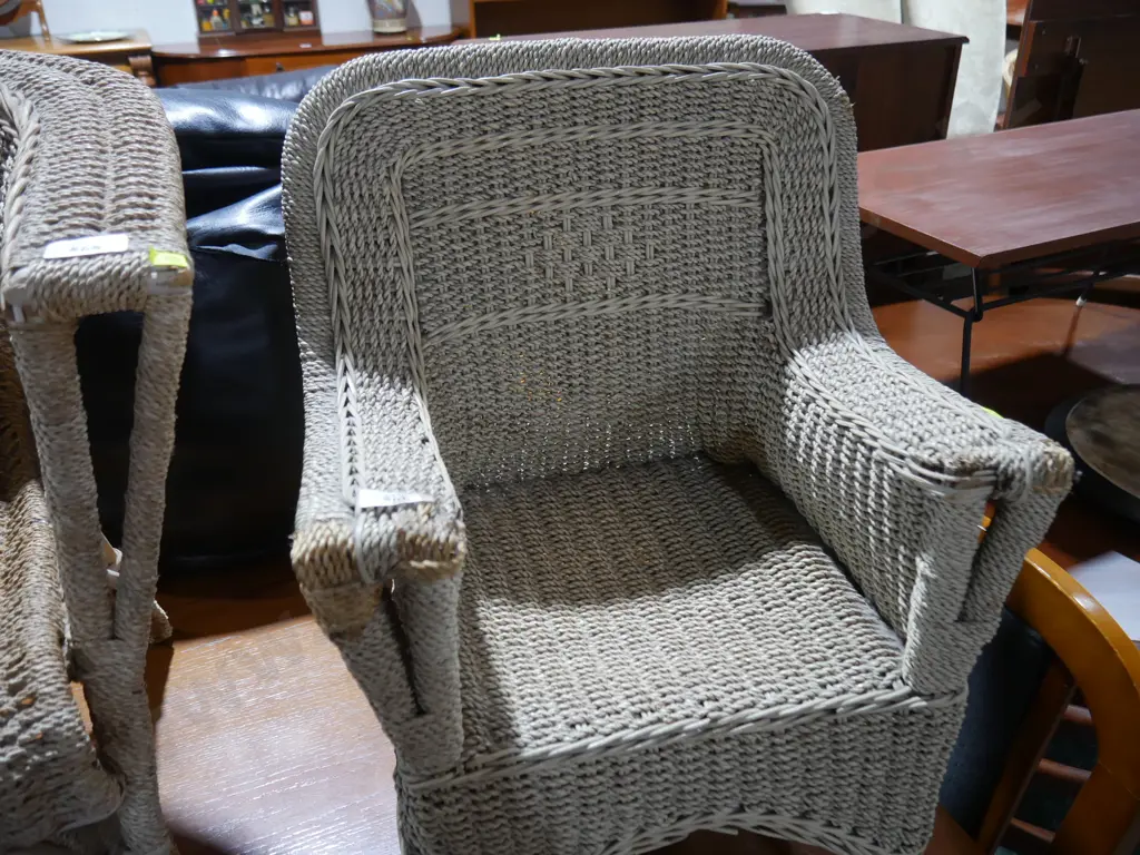 Small wicker chair Image 1++