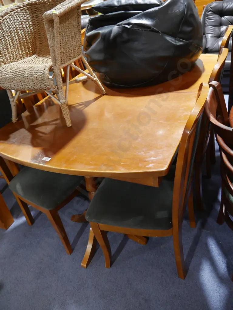 Extendable dining table and six chairs Image 1++