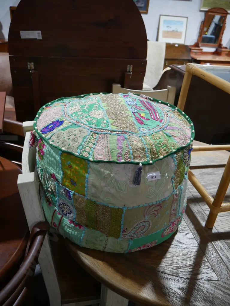 Patchwork pouf Image 1++