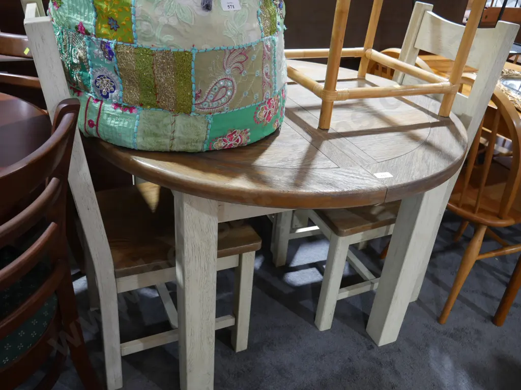 Extendable round dining table and three chairs Image 1++
