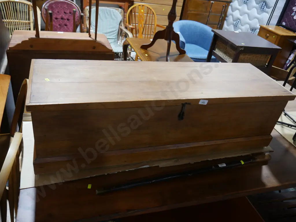 Blanket box and linen Image 1++