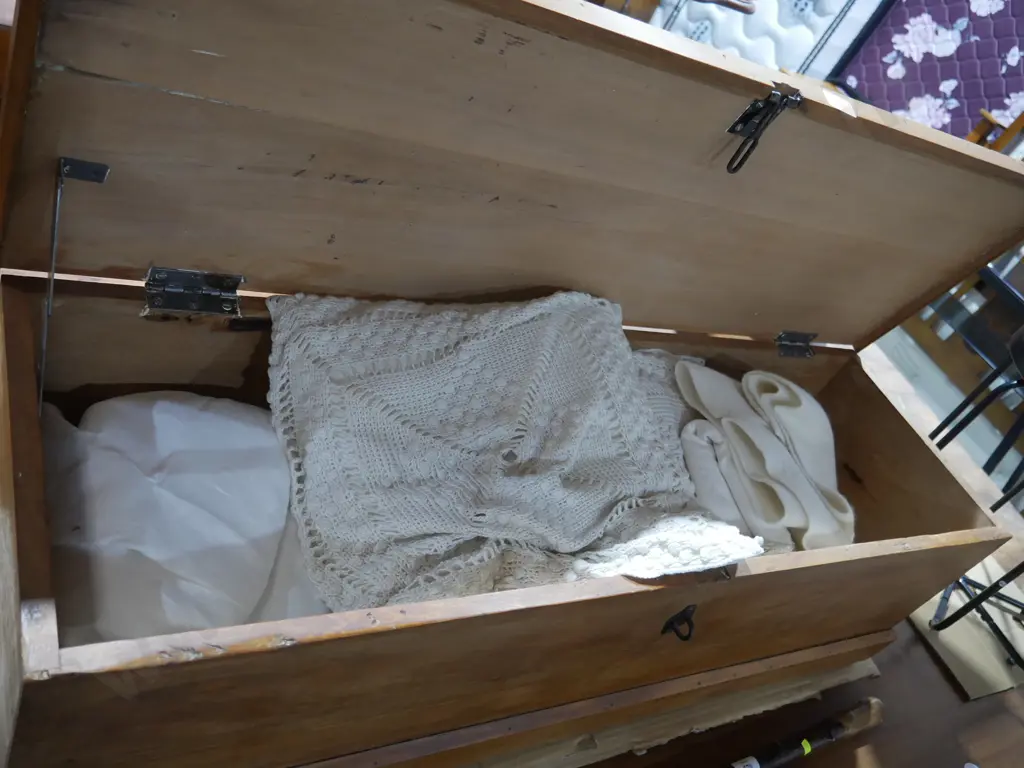Blanket box and linen Image 1++