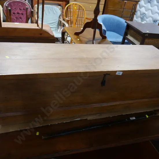 Blanket box and linen