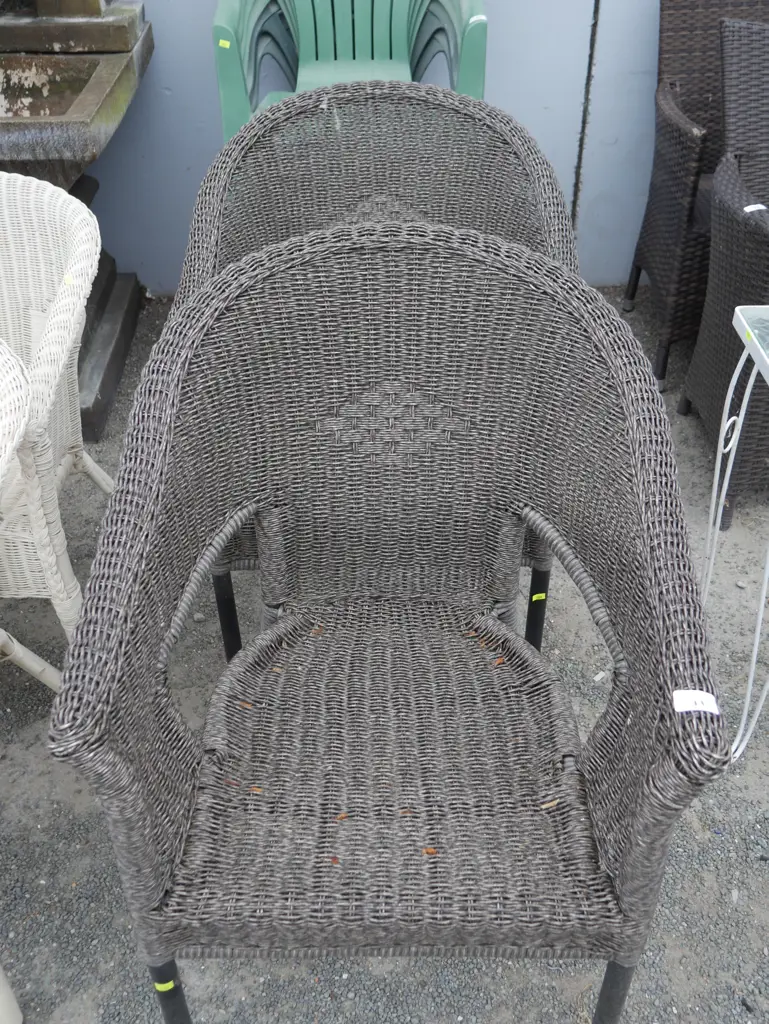2 outdoor chairs Image 1++