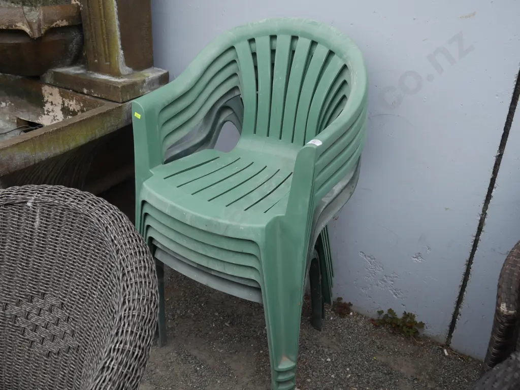 6 plastic outdoor chairs Image 1++