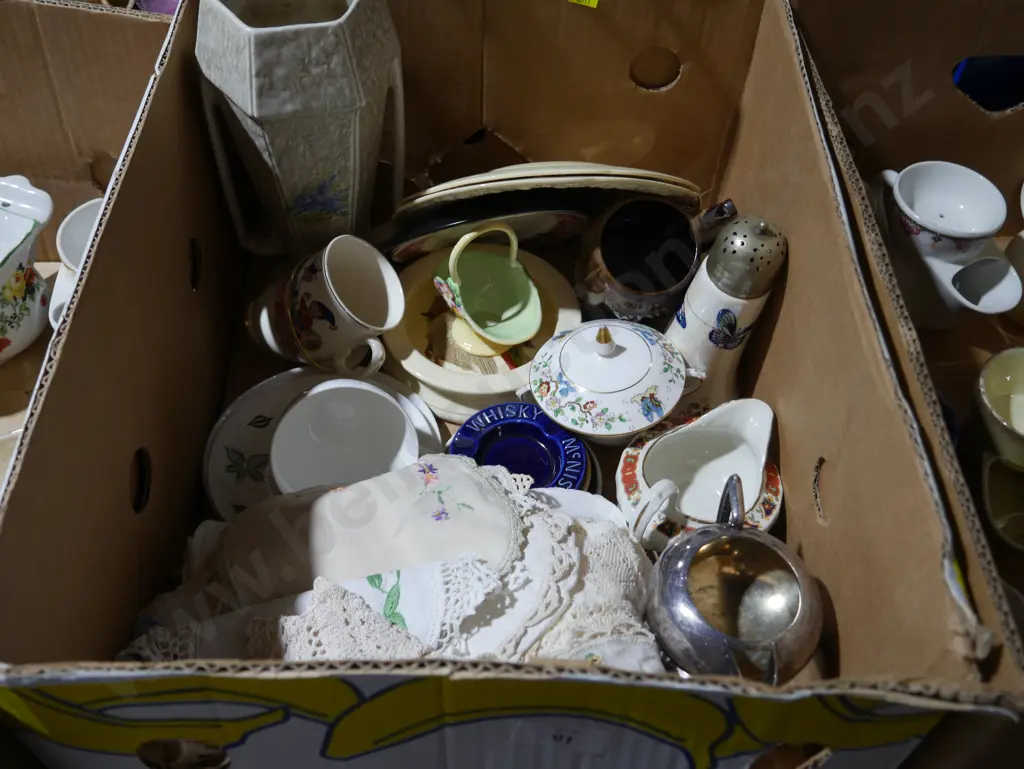 Assorted china & linen Image 1++