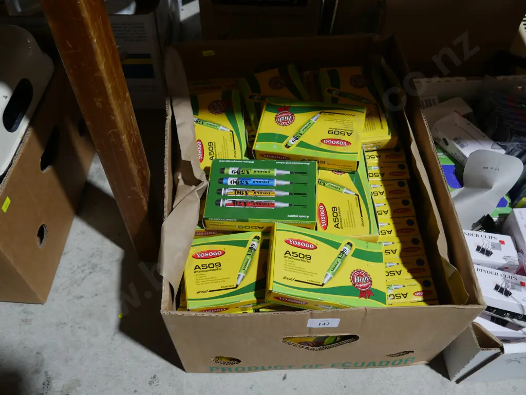 Box of whiteboard markers Image 1++