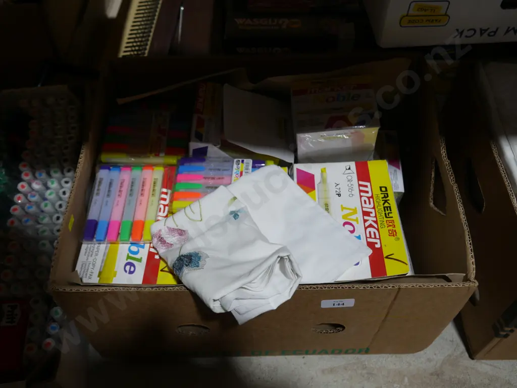 Box of highlighters Image 1++