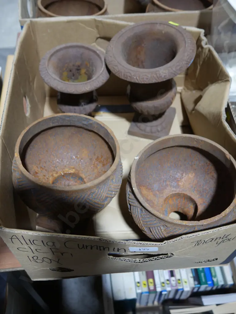 4 small cast pots Image 1++